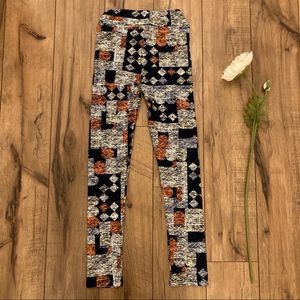 🪴3/$15 LuLaRoe L/XL navy blue rustic shape print